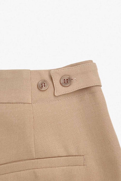 Pantalón de fit wide leg, cintura media con pretina, trabillas ajustables laterales, pinzas frontales, bolsillos delanteros y vivos decorativos posteriores. Cierre frontal con broche y cremallera ocultos.