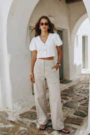 Pantalón de fit wide leg, cintura alta con pretina, bolsillos delanteros y vivos decorativos posteriores, trabillas laterales ajustables en cintura y bajo. Detalle de costuras decorativas frontales, cierre frontal con broche y cremallera ocultos.