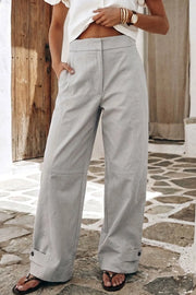 Pantalón de fit wide leg, cintura alta con pretina, bolsillos delanteros y vivos decorativos posteriores, trabillas laterales ajustables en cintura y bajo. Detalle de costuras decorativas frontales, cierre frontal con broche y cremallera ocultos.