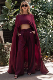 Pantalón de fit wide leg, cintura alta con pretina, trabillas y lazo amarrable en cintura, pinzas frontales y bolsillos delanteros. Cierre frontal con broche y cremallera oculta.
