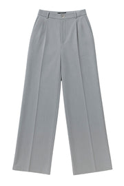 Pantalón de fit wide leg, pinzas frontales, cintura alta con pretina y trabillas, bolsillos delanteros y posteriores con vivos. Cierre frontal con botón y cremallera oculta.
