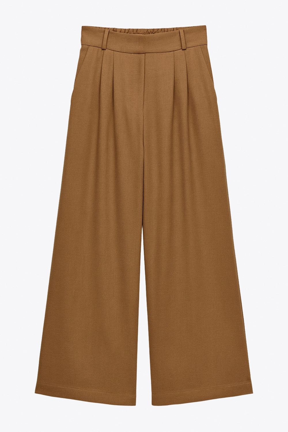 Pantalón de fit wide leg, cintura alta con pretina elástica posterior, trabillas, pinzas frontales y bolsillos delanteros.