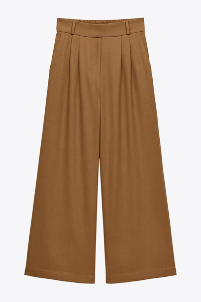 Pantalón de fit wide leg, cintura alta con pretina elástica posterior, trabillas, pinzas frontales y bolsillos delanteros.