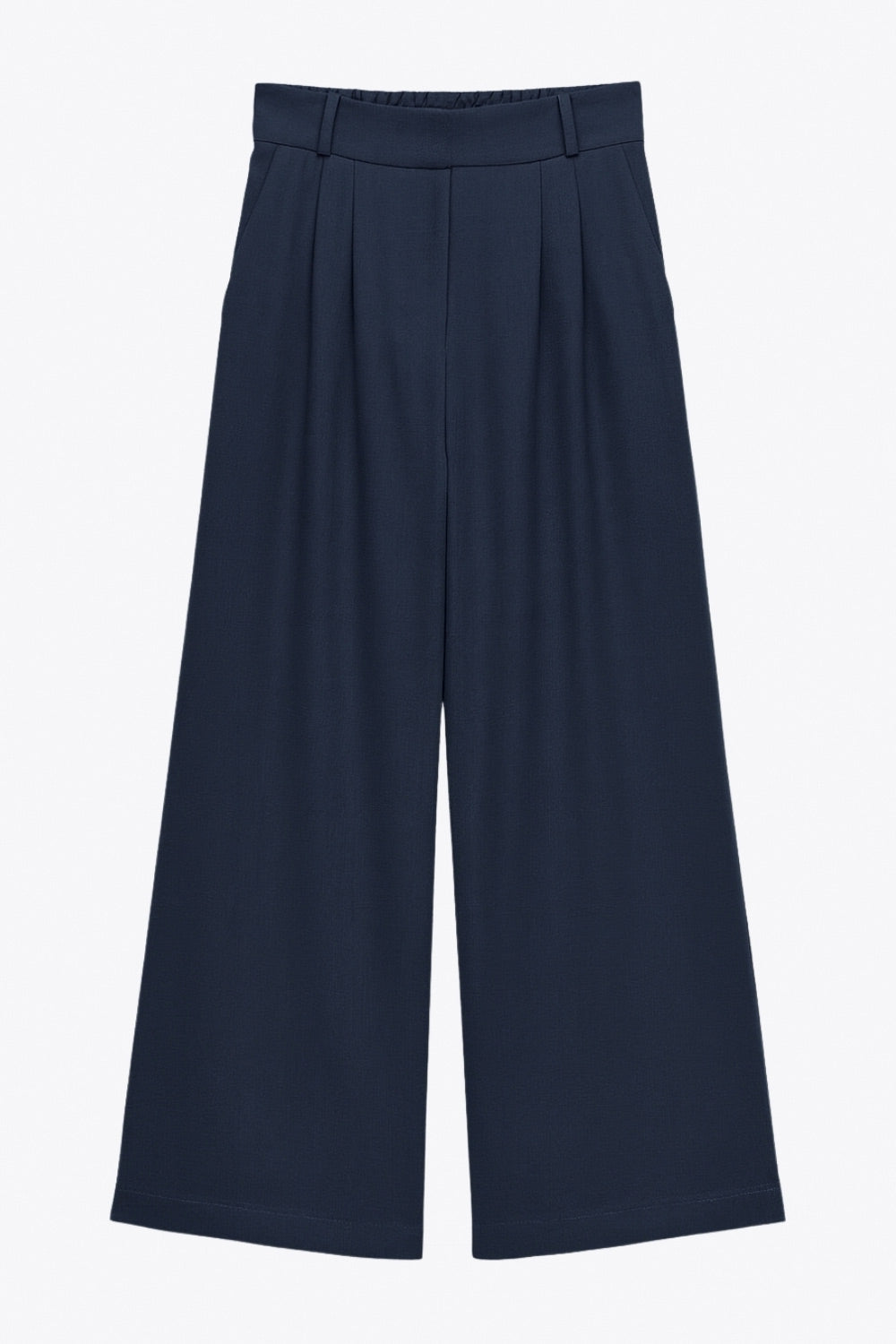 Pantalón de fit wide leg, cintura alta con pretina elástica posterior, trabillas, pinzas frontales y bolsillos delanteros.