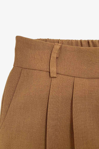 Pantalón de fit wide leg, cintura alta con pretina elástica posterior, trabillas, pinzas frontales y bolsillos delanteros.