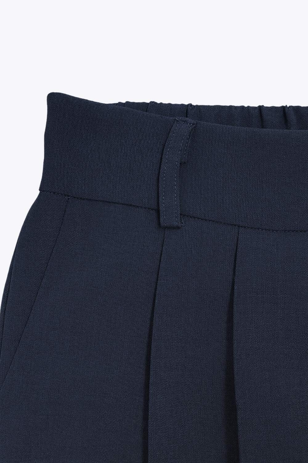 Pantalón de fit wide leg, cintura alta con pretina elástica posterior, trabillas, pinzas frontales y bolsillos delanteros.