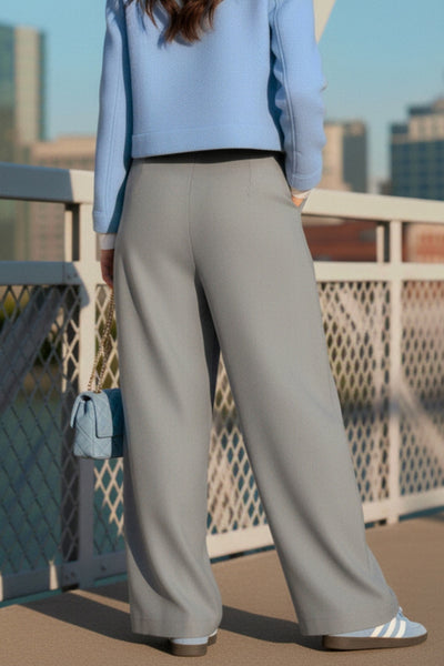 Pantalón de fit wide leg, pinzas frontales, cintura alta con pretina y trabillas, bolsillos delanteros, cierre frontal con broche y cremallera ocultos.