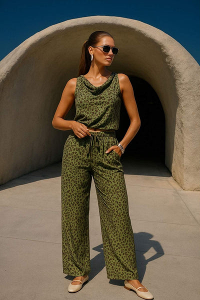 Pantalón estampado de fit fluido, bolsillos delanteros, cintura media con pretina elástica y jareta frontal ajustable.