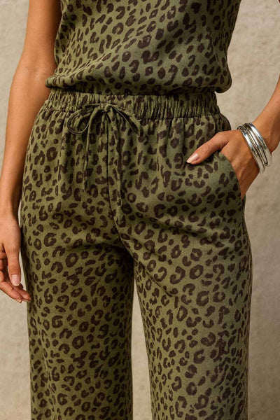 Pantalón estampado de fit fluido, bolsillos delanteros, cintura media con pretina elástica y jareta frontal ajustable.
