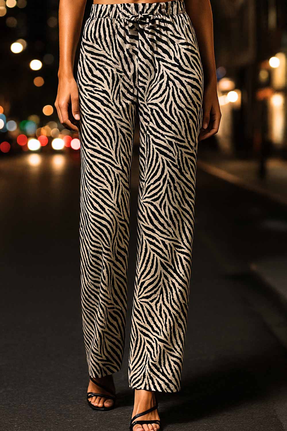 Pantalón estampado de fit fluido, bolsillos delanteros, cintura media con pretina elástica y jareta frontal ajustable.