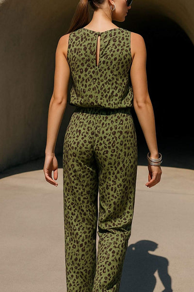 Pantalón estampado de fit fluido, bolsillos delanteros, cintura media con pretina elástica y jareta frontal ajustable.