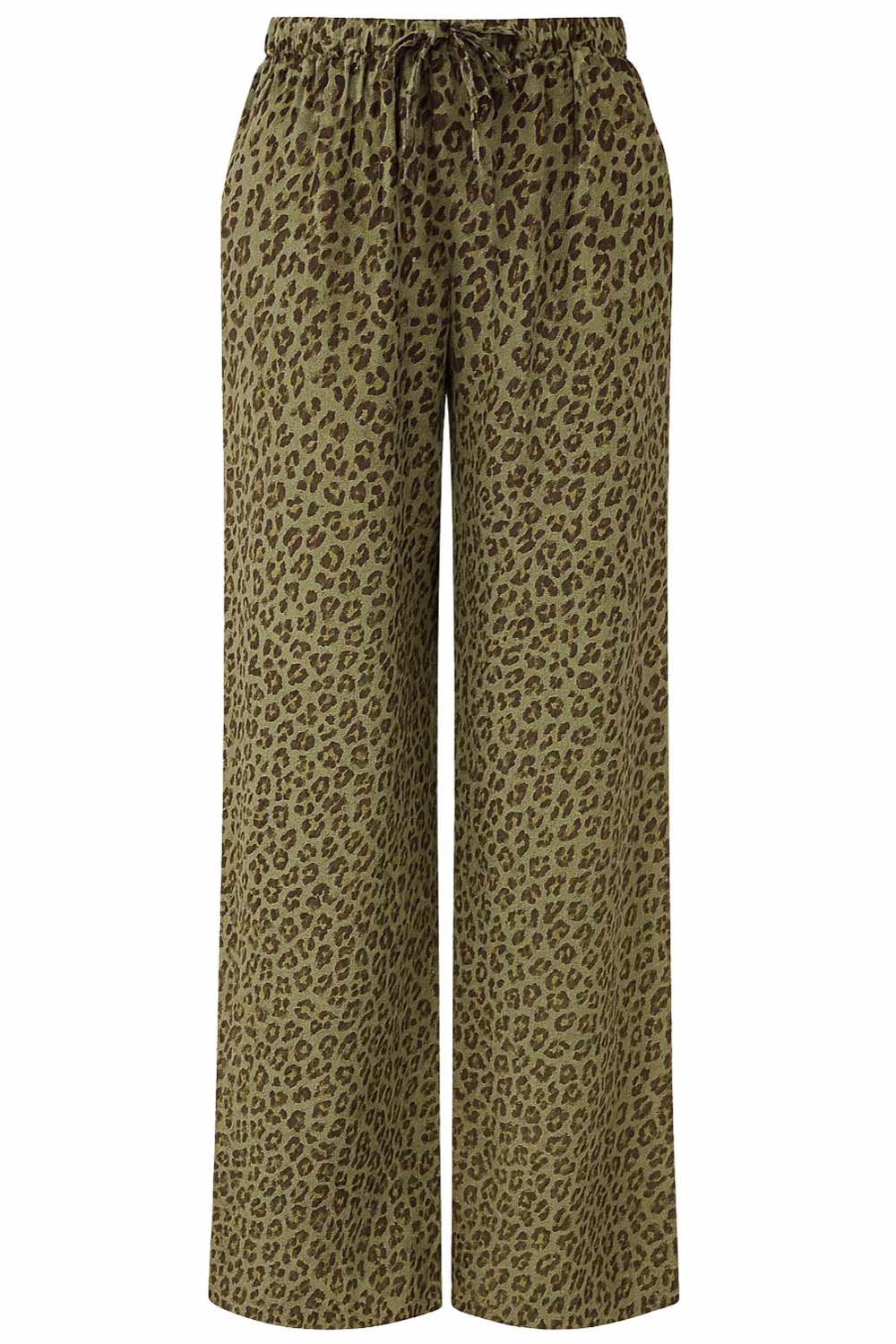 Pantalón estampado de fit fluido, bolsillos delanteros, cintura media con pretina elástica y jareta frontal ajustable.