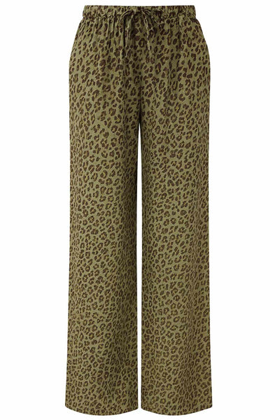 Pantalón estampado de fit fluido, bolsillos delanteros, cintura media con pretina elástica y jareta frontal ajustable.