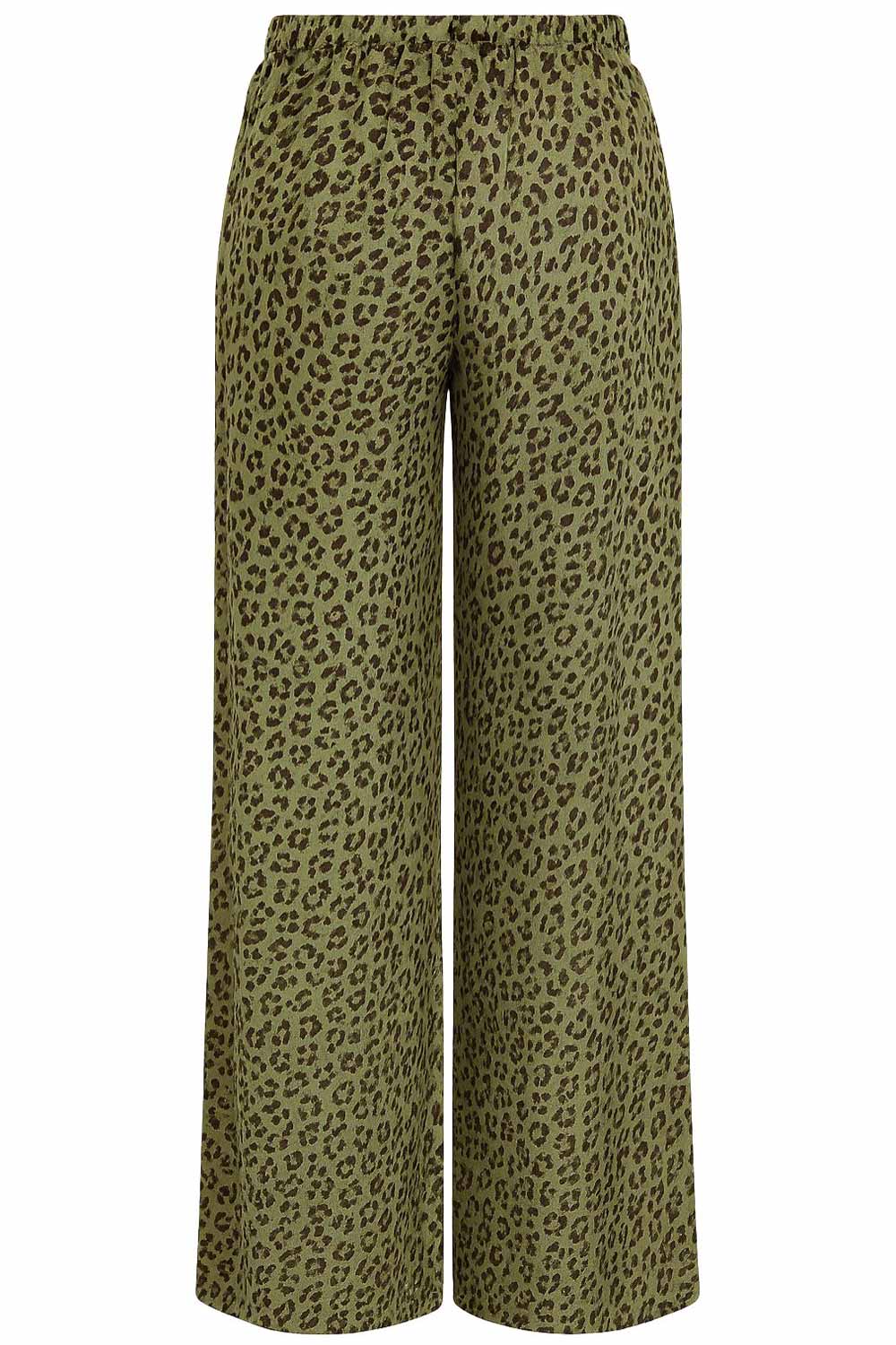 Pantalón estampado de fit fluido, bolsillos delanteros, cintura media con pretina elástica y jareta frontal ajustable.