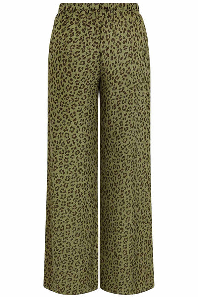 Pantalón estampado de fit fluido, bolsillos delanteros, cintura media con pretina elástica y jareta frontal ajustable.