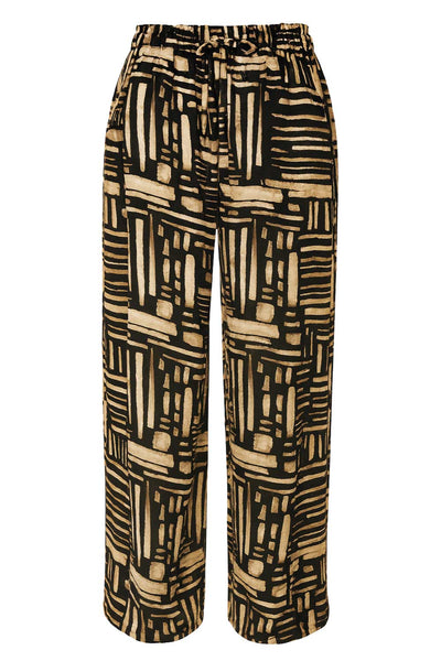 Pantalón estampado de fit fluido, bolsillos delanteros, cintura media con pretina elástica y jareta frontal ajustable.