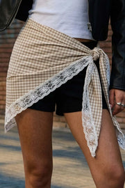Pañuelo de estampado cuadros con encaje en borde.