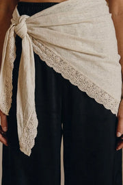 Pañuelo de lino con crochet decorativo en borde.