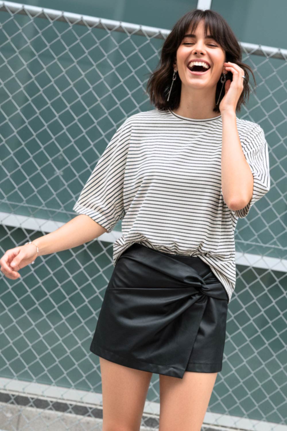 Camiseta básica de estampado rayas, fit oversized, cuello redondo y manga corta seguida. Detalle de costura posterior.