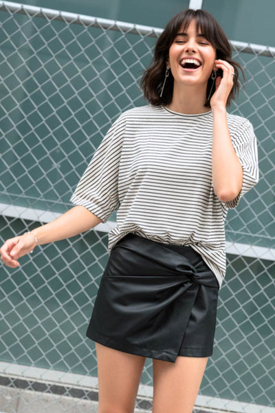 Camiseta básica de estampado rayas, fit oversized, cuello redondo y manga corta seguida. Detalle de costura posterior.