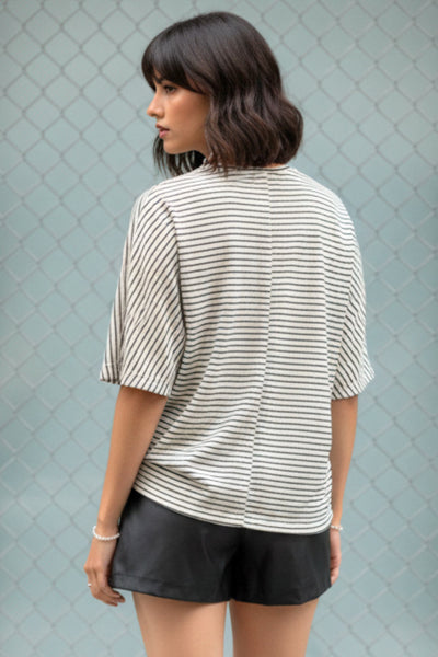 Camiseta básica de estampado rayas, fit oversized, cuello redondo y manga corta seguida. Detalle de costura posterior.