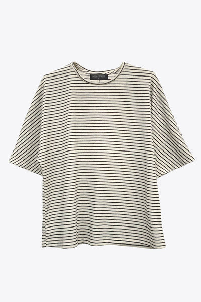 Camiseta básica de estampado rayas, fit oversized, cuello redondo y manga corta seguida. Detalle de costura posterior.