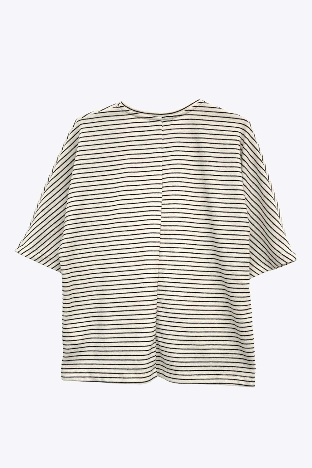 Camiseta básica de estampado rayas, fit oversized, cuello redondo y manga corta seguida. Detalle de costura posterior.