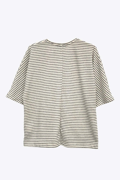 Camiseta básica de estampado rayas, fit oversized, cuello redondo y manga corta seguida. Detalle de costura posterior.