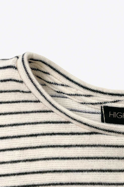 Camiseta básica de estampado rayas, fit oversized, cuello redondo y manga corta seguida. Detalle de costura posterior.