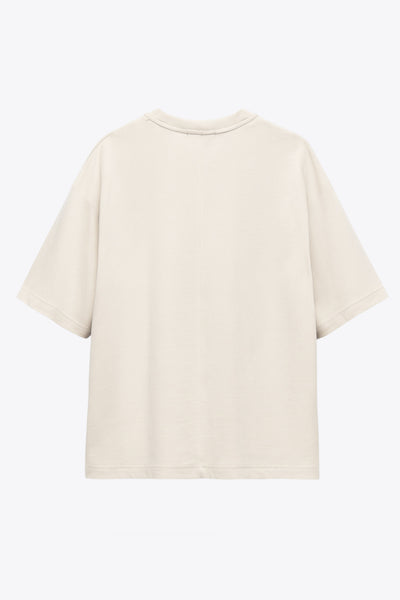 Camiseta básica de fit oversized, cuello redondo y manga corta seguida.