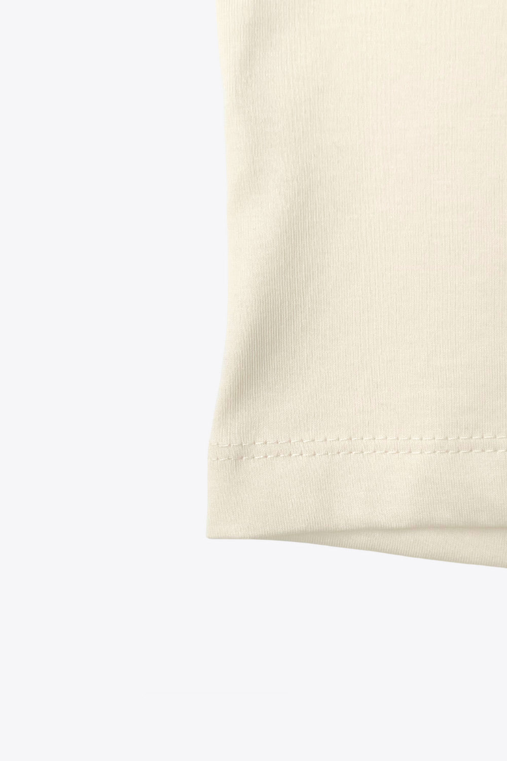 Camiseta básica de fit oversized, cuello redondo y manga corta seguida.