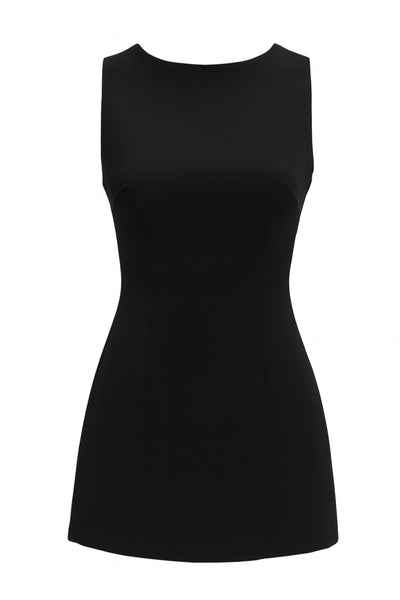 Playsuit de fit ajustado, cuello barco, sin mangas, pinzas frontales, lazo amarrable posterior y cierre con cremallera oculta.