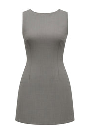 Playsuit de fit ajustado, cuello barco, sin mangas, pinzas frontales, lazo amarrable posterior y cierre con cremallera oculta.