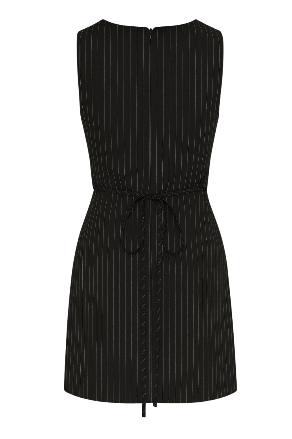 Playsuit de estampado rayas, fit ajustado, cuello barco, sin mangas, pinzas frontales, lazo amarrable posterior y cierre con cremallera oculta.