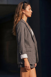 Blazer abierto de fit slim, manga 3/4 con doblez de contraste en puños, con solapa, hombreras y bolsillos frontales con cartera.