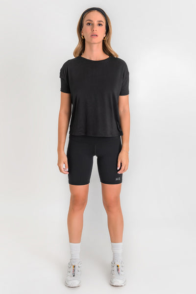 Short biker deportivo de fit ajustado, cintura alta y pretina contorneada.