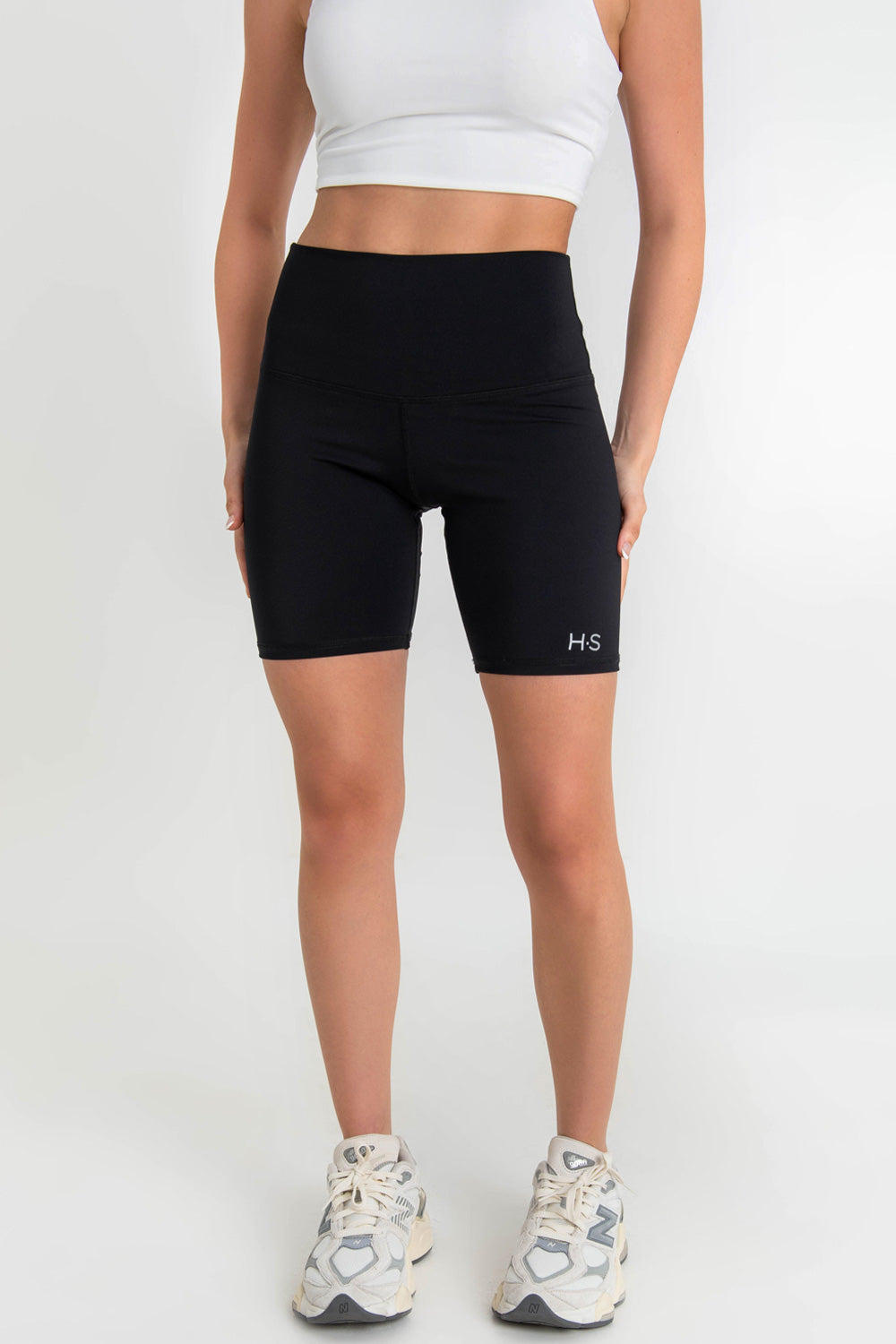 Short biker deportivo de fit ajustado, cintura alta y pretina contorneada.