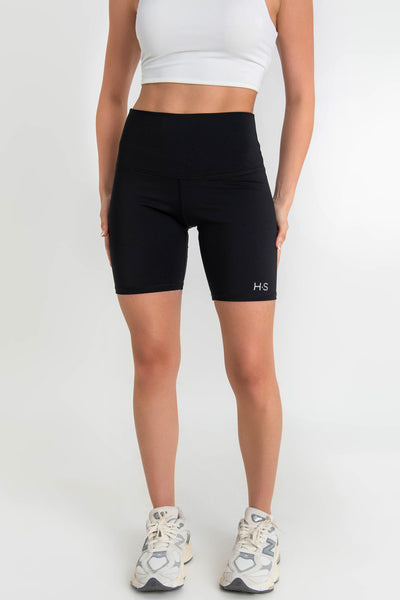 Short biker deportivo de fit ajustado, cintura alta y pretina contorneada.