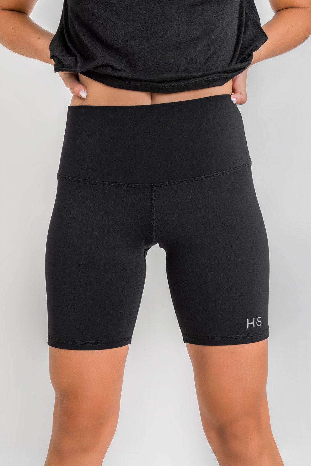 Short biker deportivo de fit ajustado, cintura alta y pretina contorneada.