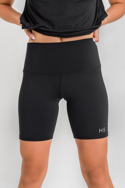 Short biker deportivo de fit ajustado, cintura alta y pretina contorneada.