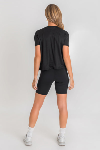Short biker deportivo de fit ajustado, cintura alta y pretina contorneada.