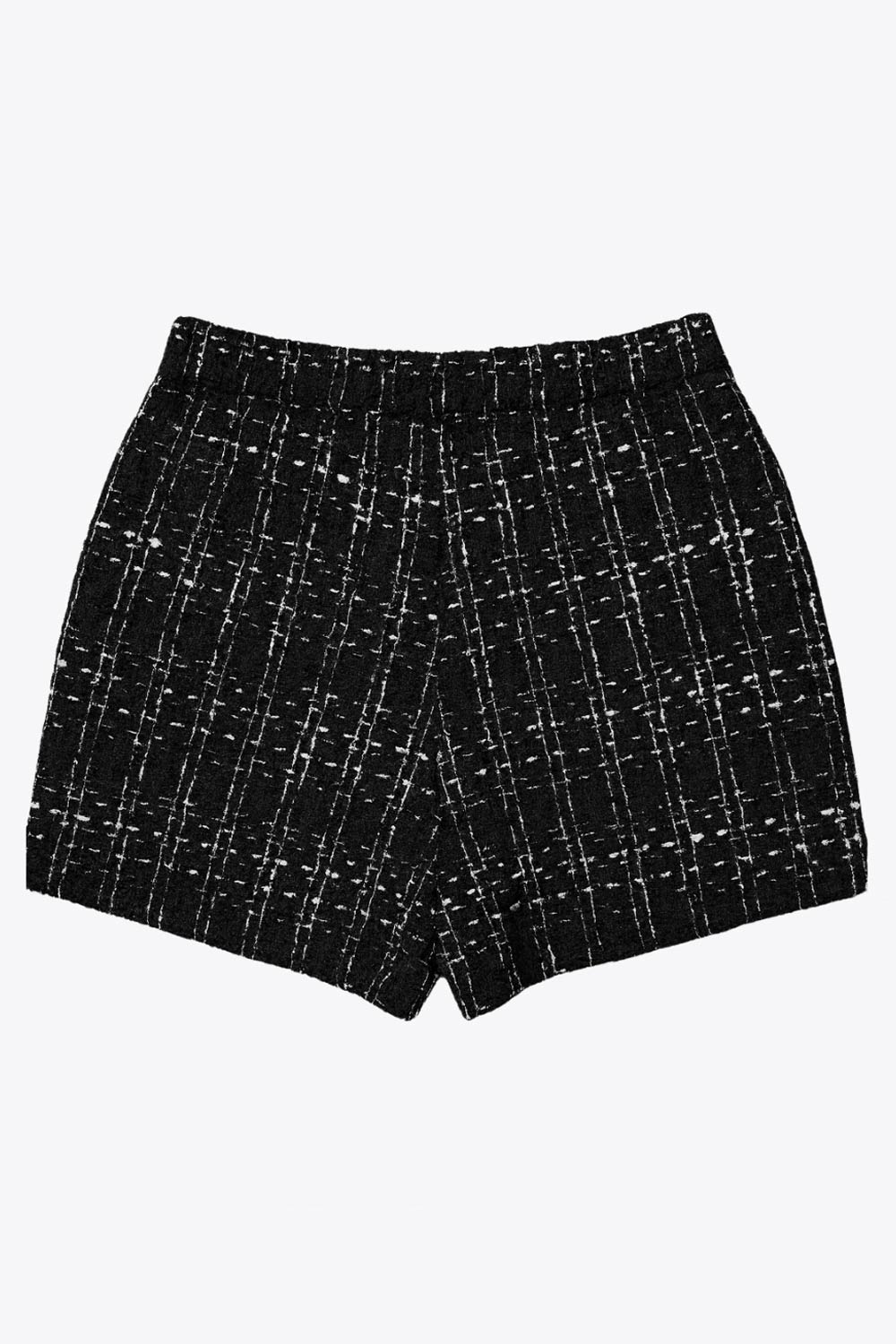 Short corto de bouclé, fit ajustado, cintura alta con pretina, cierre frontal con cremallera oculta y botón en contraste.