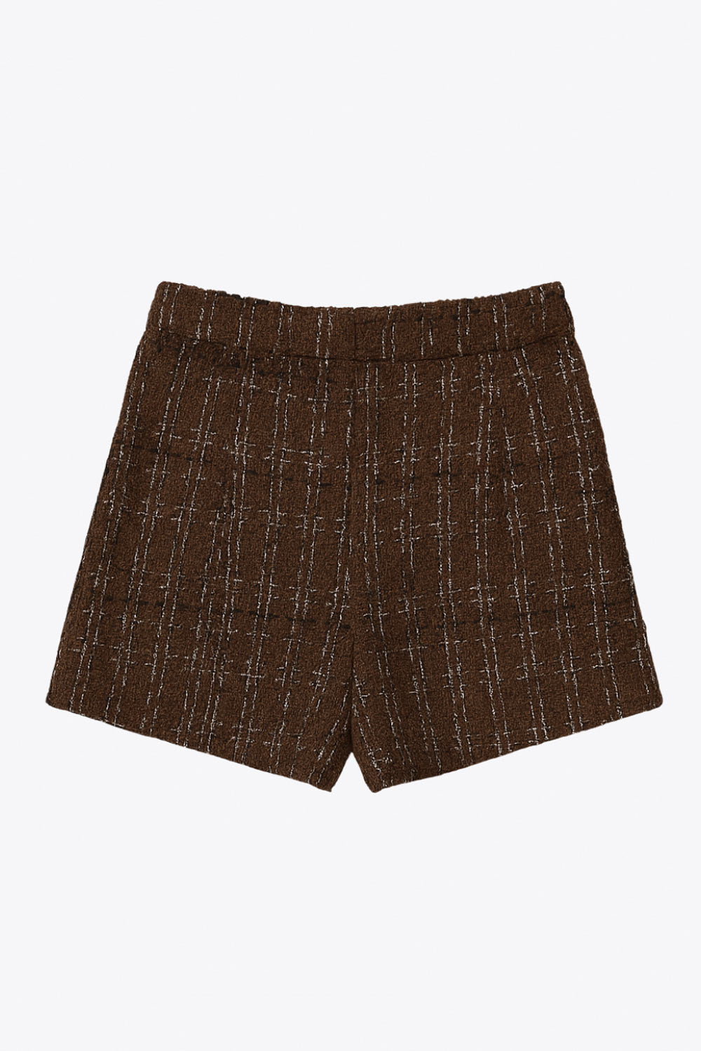 Short corto de bouclé, fit ajustado, cintura alta con pretina, cierre frontal con cremallera oculta y botón en contraste.