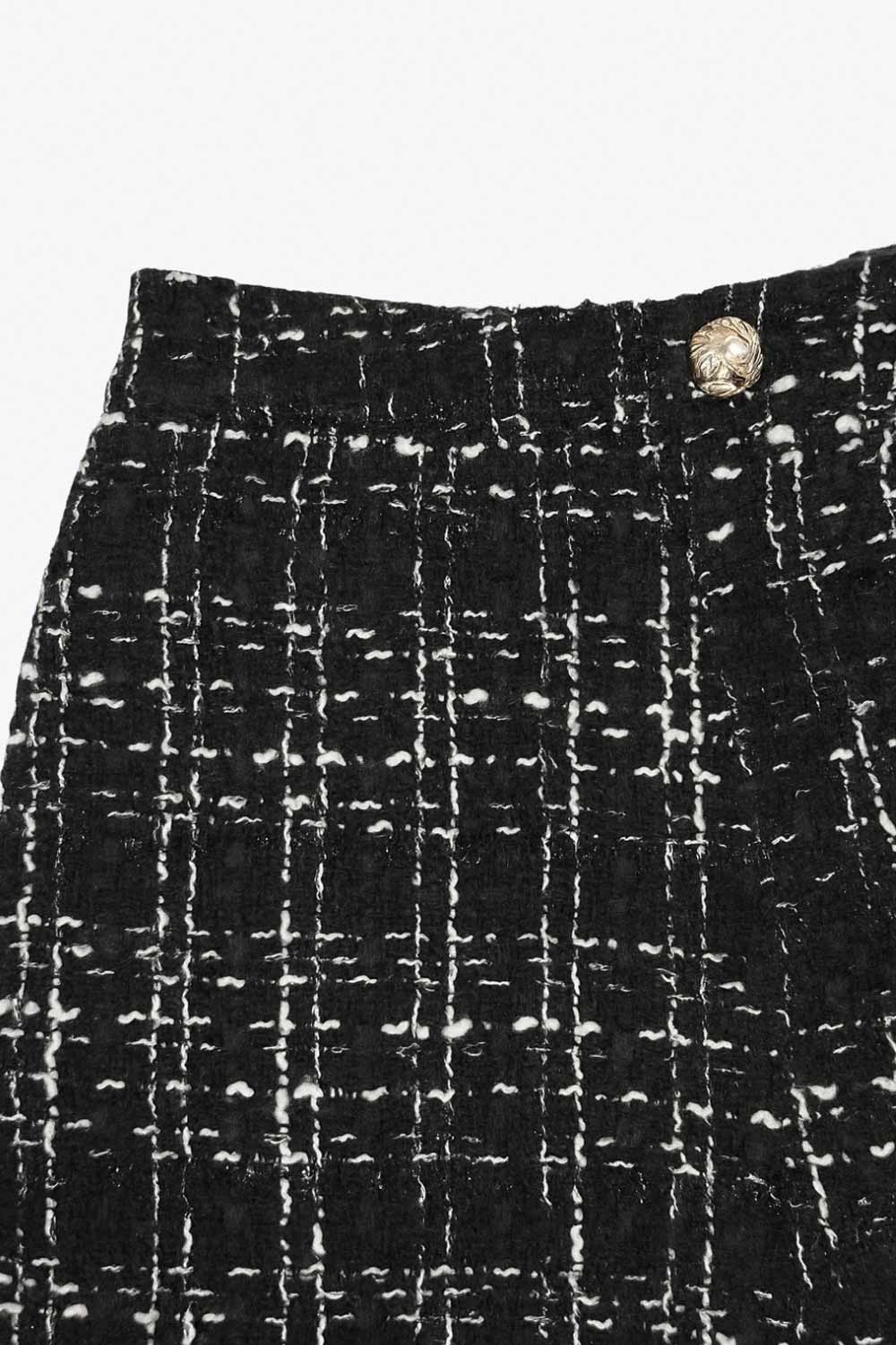 Short corto de bouclé, fit ajustado, cintura alta con pretina, cierre frontal con cremallera oculta y botón en contraste.