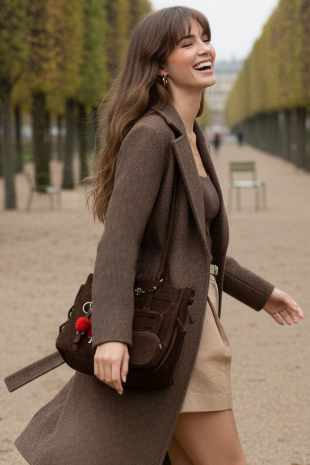 Short corto de fit recto, pinzas frontales, cintura alta con pretina y trabillas, bolsillos delanteros y vivos decorativos posteriores. Cierre frontal con broche y cremallera ocultos. Detalle de cinturón con hebilla en contraste.