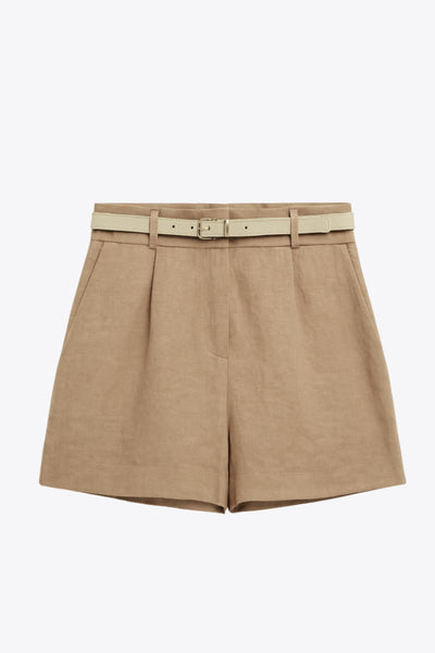 Short corto de fit recto, pinzas frontales, cintura alta con pretina y trabillas, bolsillos delanteros y vivos decorativos posteriores. Cierre frontal con broche y cremallera ocultos. Detalle de cinturón con hebilla en contraste.