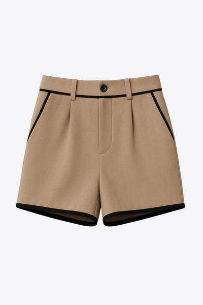 Short de fit recto, cintura alta con pretina y trabillas, bolsillos delanteros, pinzas frontales, cierre frontal con botón y cremallera oculta. Detalle de ribete decorativo en contraste.