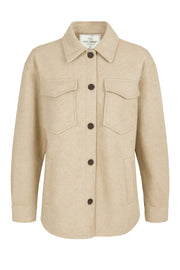 Sobrecamisa de fit oversized, manga larga con puño abotonado, cuello camisero, bolsillos delanteros y frontales de parche con cartera, bajo curveado y cierre frontal con hilera de botones en contraste.