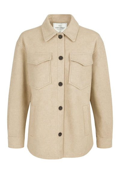 Sobrecamisa de fit oversized, manga larga con puño abotonado, cuello camisero, bolsillos delanteros y frontales de parche con cartera, bajo curveado y cierre frontal con hilera de botones en contraste.