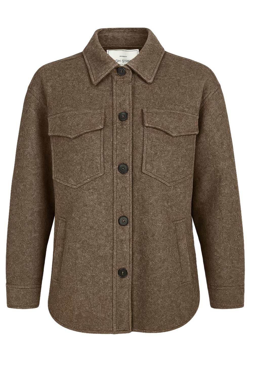 Sobrecamisa de fit oversized, manga larga con puño abotonado, cuello camisero, bolsillos delanteros y frontales de parche con cartera, bajo curveado y cierre frontal con hilera de botones en contraste.